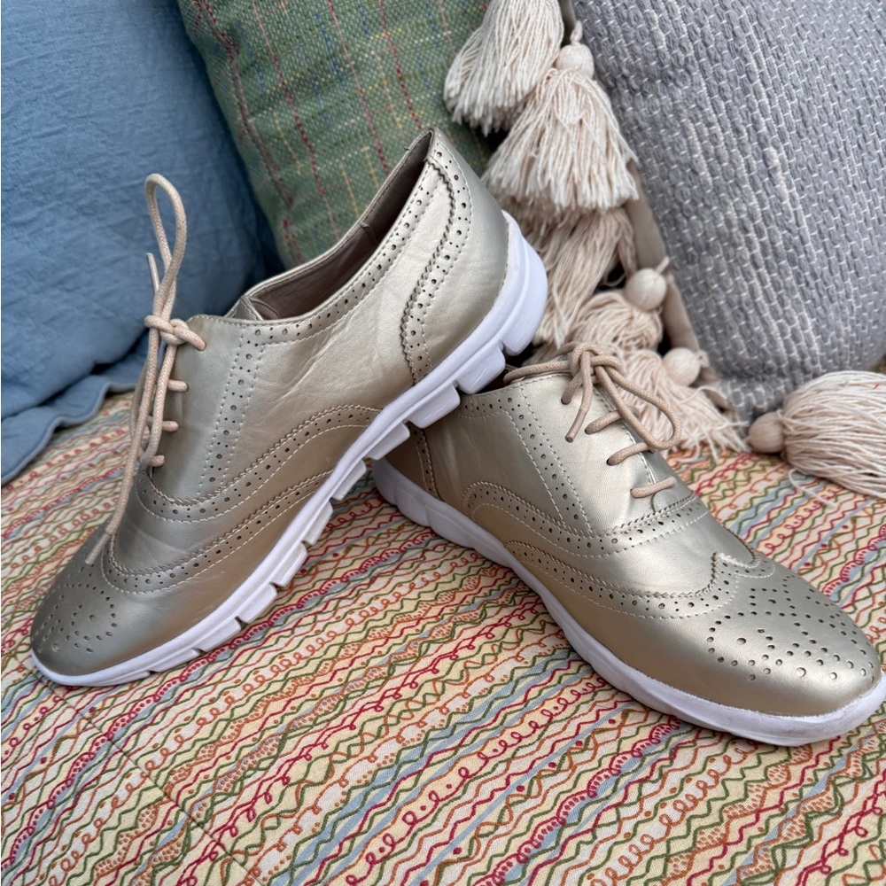 Wanted Shoes Corcoran style Metalic Gold faux leather Size 7.5 Oxfords